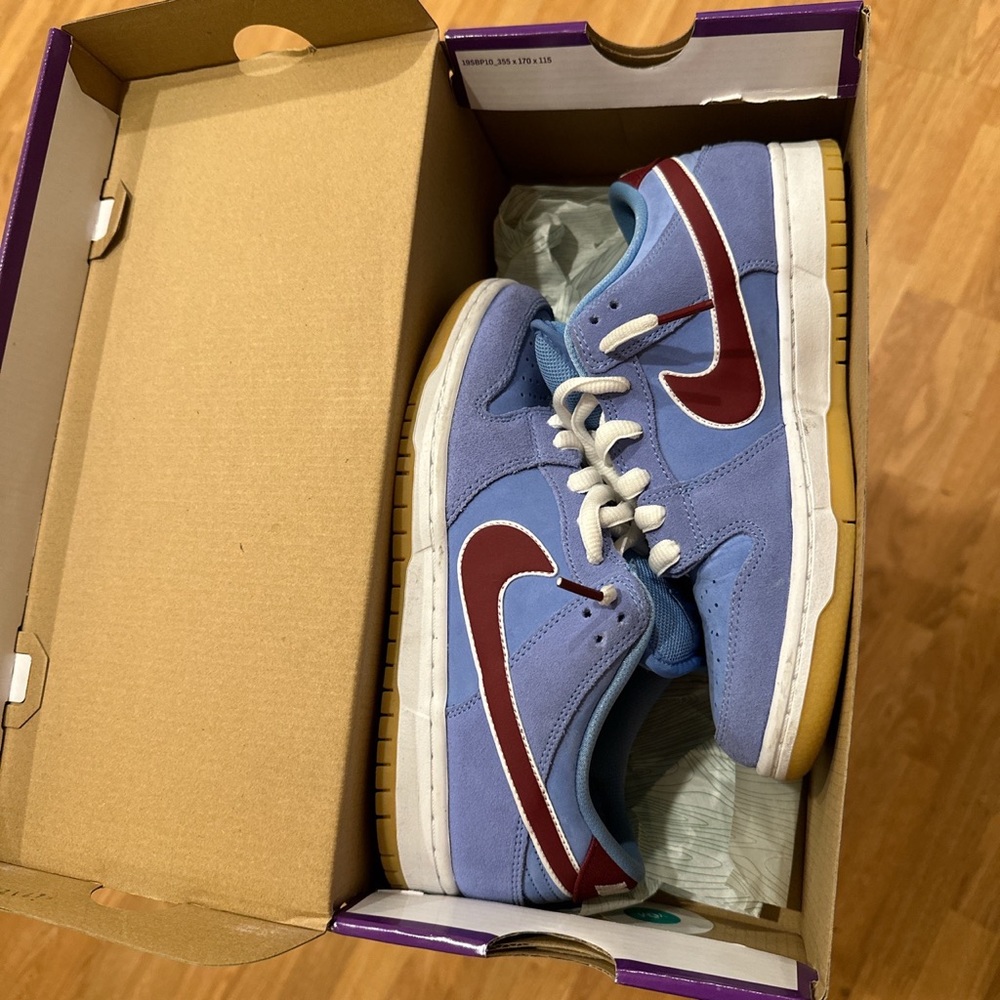 Nike SB Dunk Low w/blue laces 
Size 7M
Pre-loved worn 3 times
Original Box